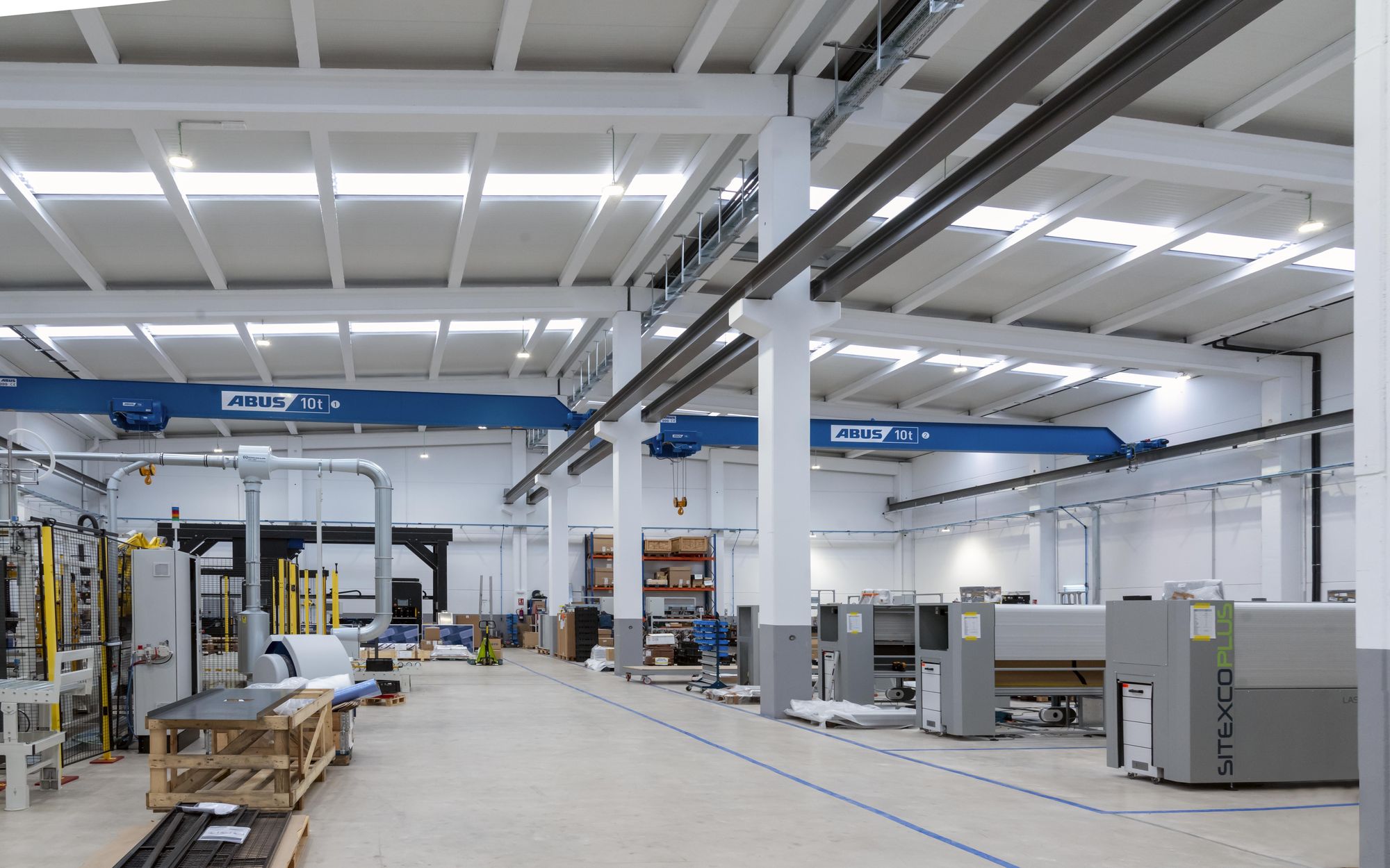 Ingeniería y construcción llaves en mano de un edificio industrial de robótica y automatización, oficinas y servicios generales