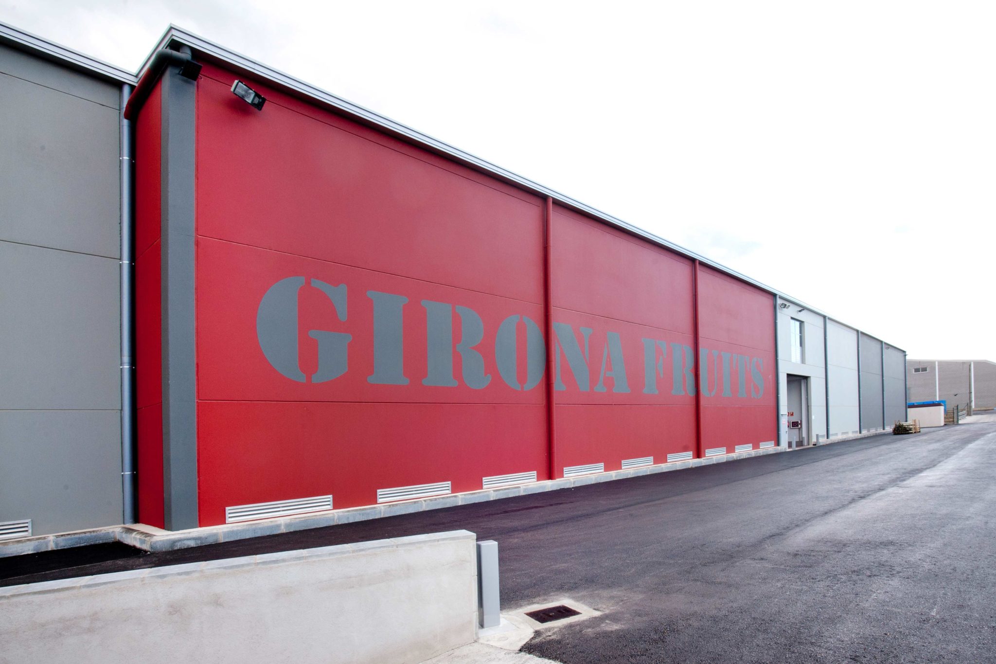 Edificio industrial prefabricado Girona Fruits