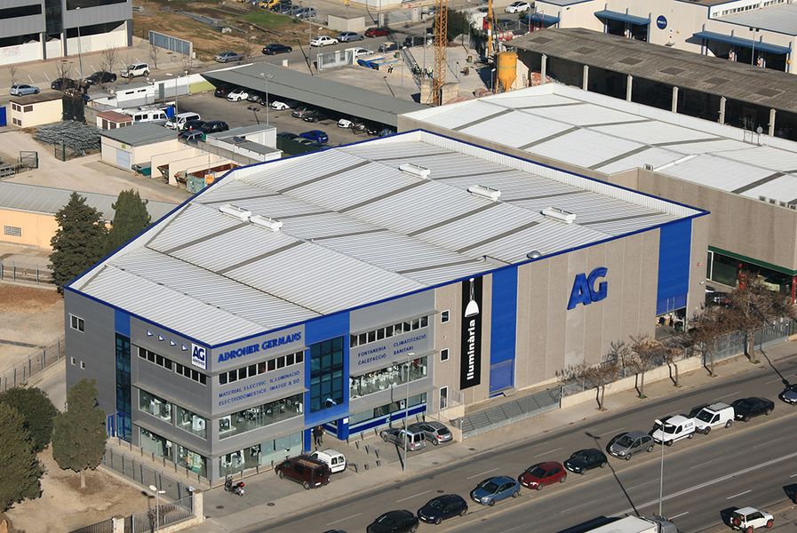 Construcción nave comercial prefabricada Adroher Germans