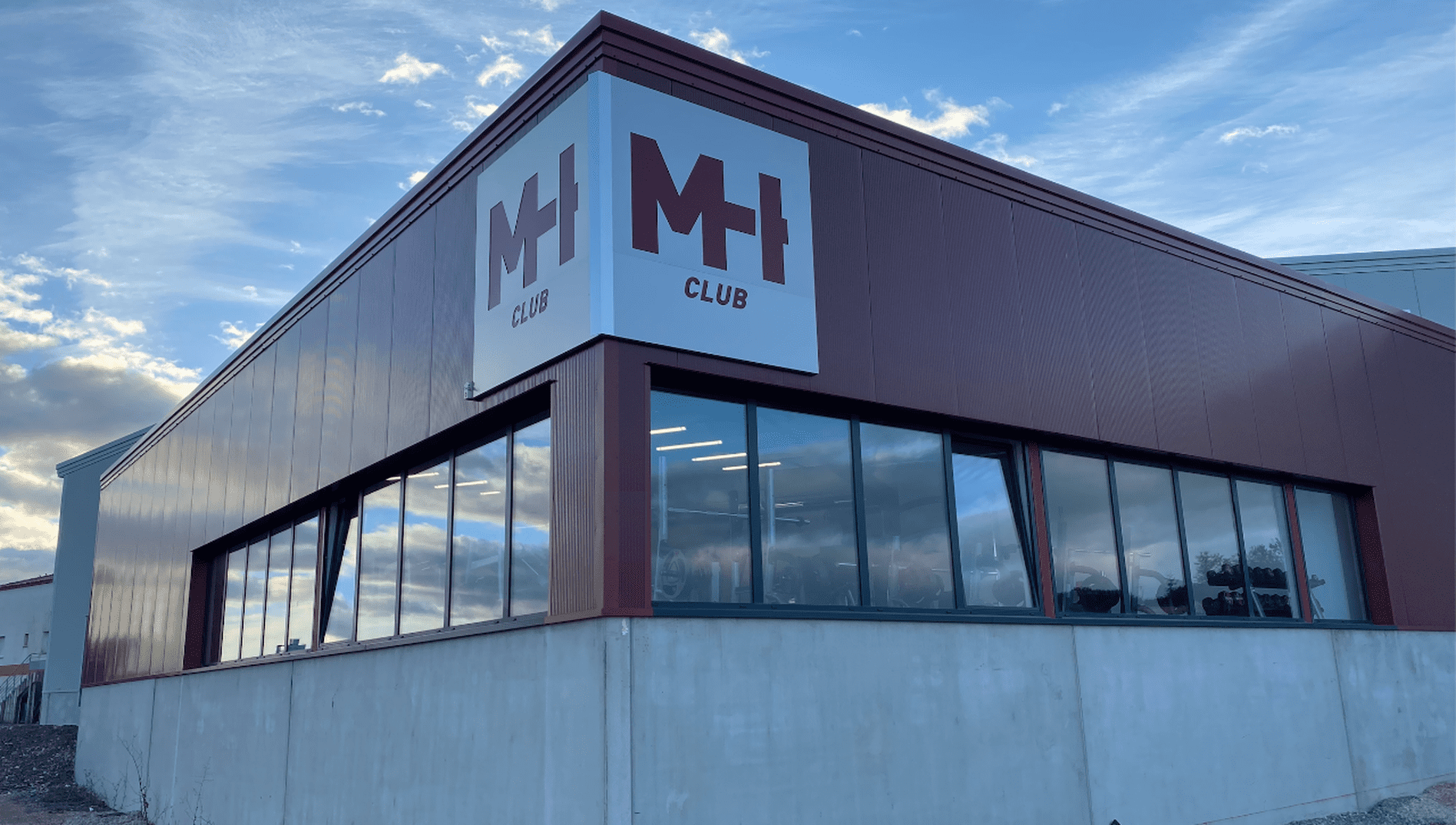 Construcción de un complejo deportivo en sistema metálico