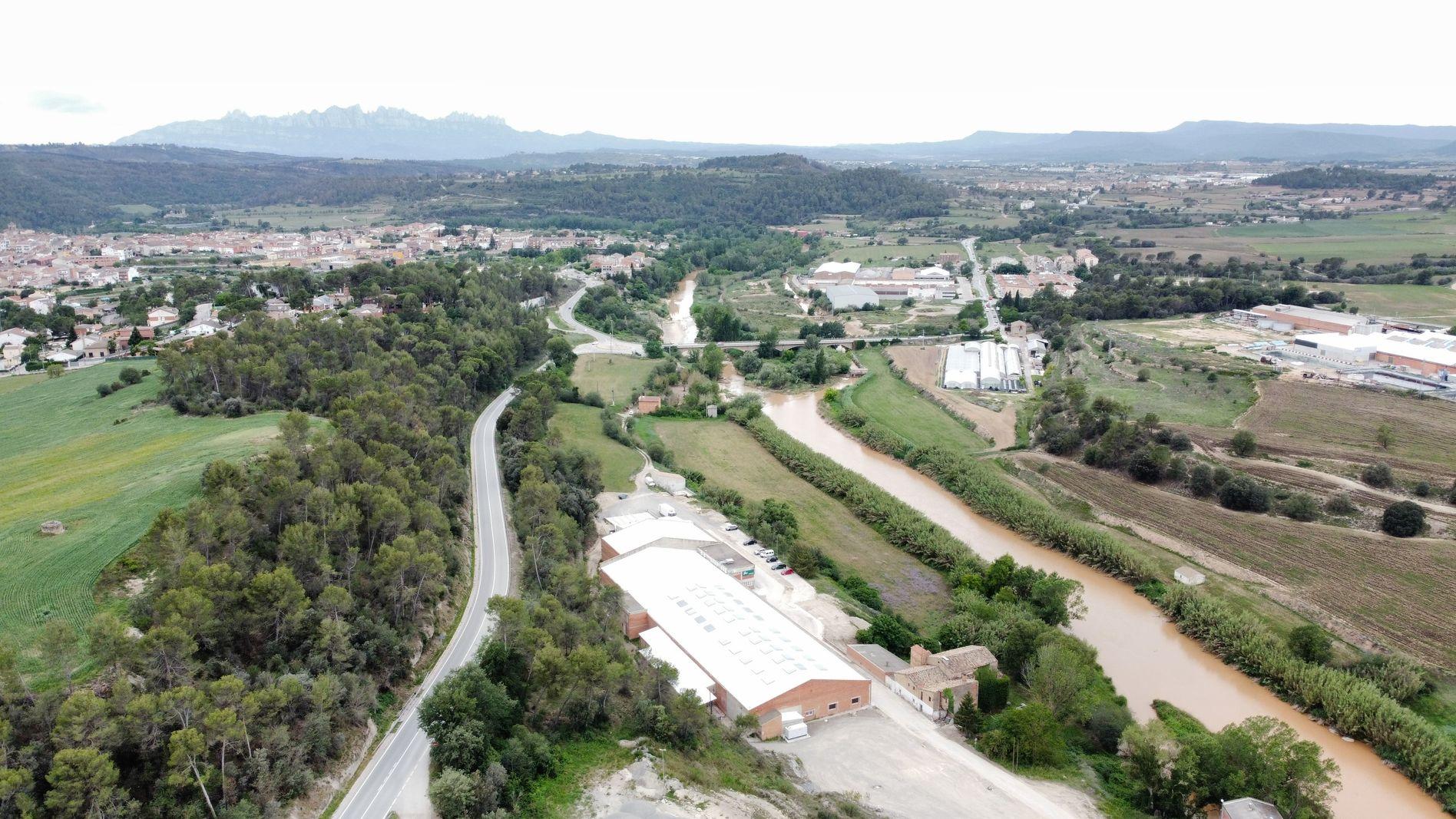 Construcción de un edificio comercial y de oficinas de hormigón prefabricado